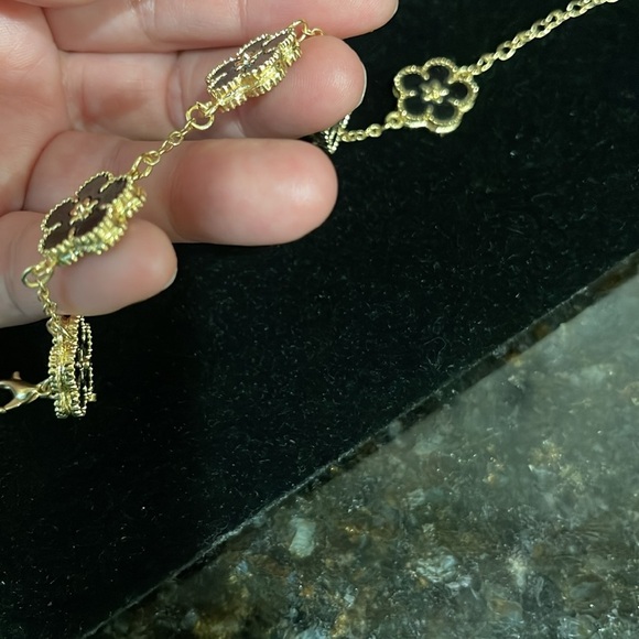 Beautiful flower black enamel 5 petals bracelet in gold-tone fashion - Picture 8 of 13